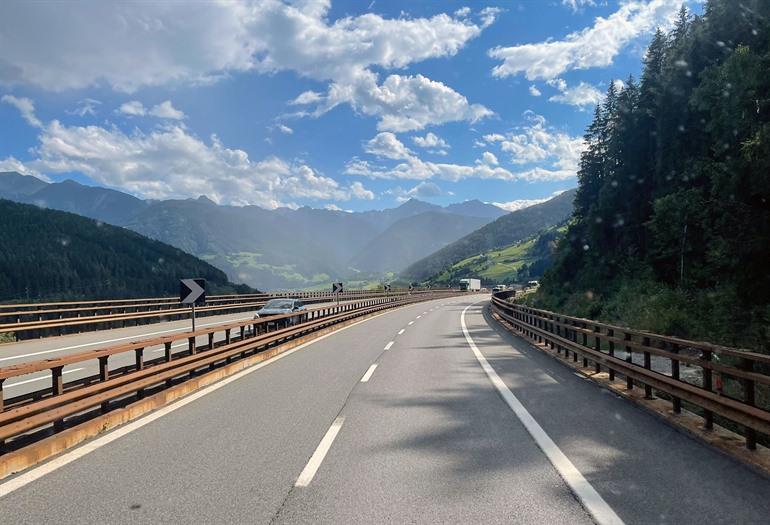 An der Grenze zu Österreich folgt man weiter dem Brennerpass, Italien