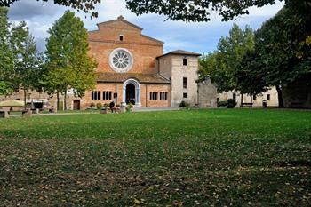 Besuch des Klosters Chiaravalle di Fiastra in den Abruzzen