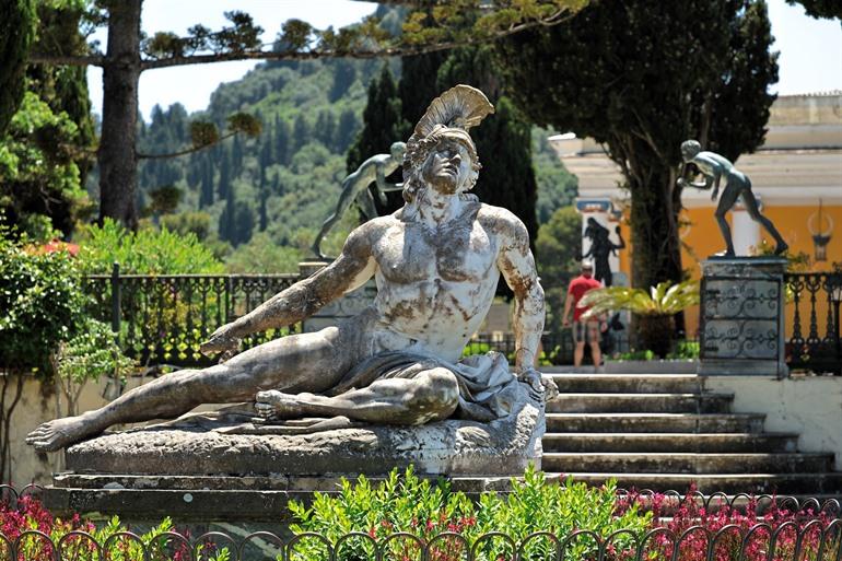Achilles-Statue von Ernst Herter in den Gärten des Achilleion-Palastes