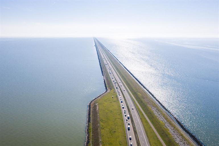 Afsluitdijk, Straßenverbindung zwischen Nordholland/Westfriesland und Friesland