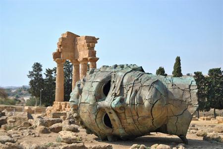 Agrigento, die berühmte Tal der Tempel, mit Überresten des Tempels von Kastor und Pollux