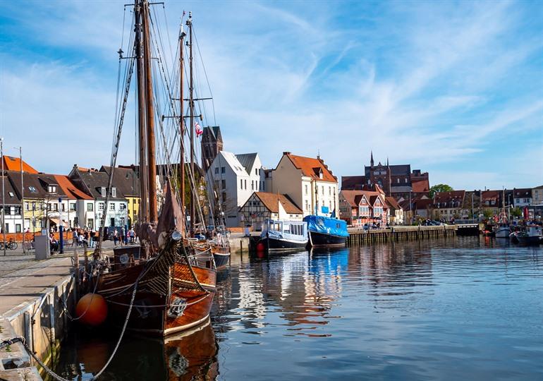 Alter Hafen am Wasser in Wismar, Deutschland