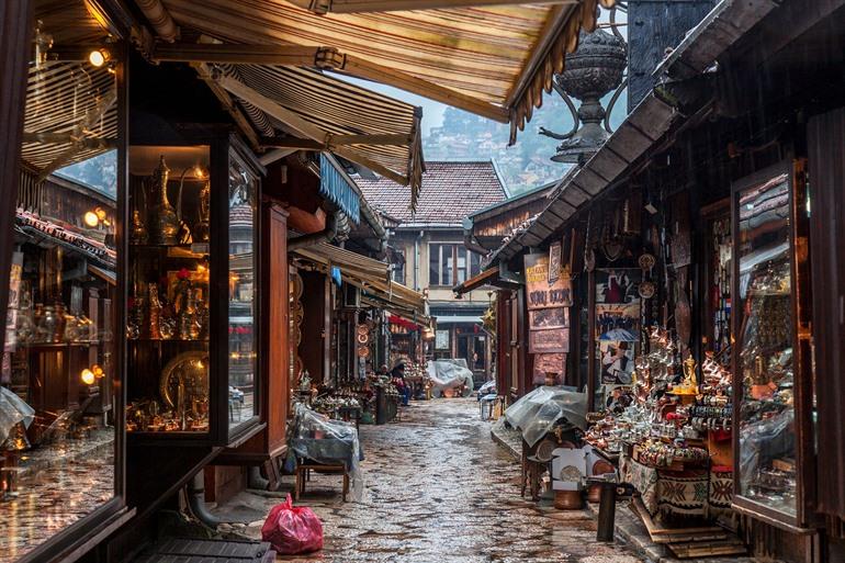 Handwerksläden im Stadtteil Baščaršija in Sarajevo, Bosnien und Herzegowina