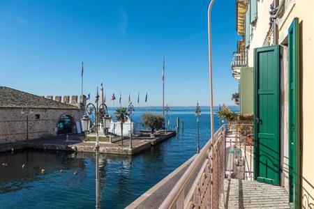 Appartement mit Blick auf den Hafen von Lazise buchen