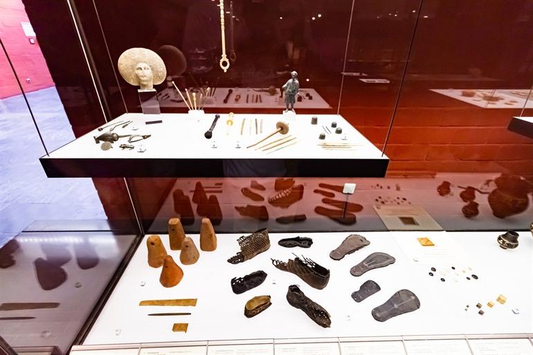 Artefakte im Römisch-Germanischen Museum in Köln