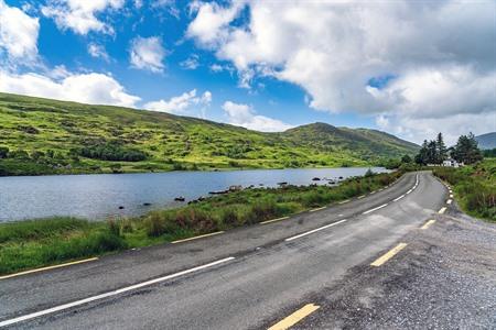 Autobahn entlang des Looscaunagh Lough im Killarney-Nationalpark