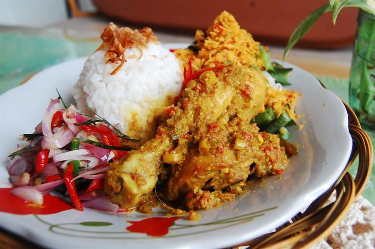 Ayam Betutu aus der balinesischen Küche, Bali