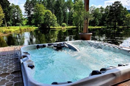 B&B Les étangs du Thioux am Wasser mit Jacuzzi buchen