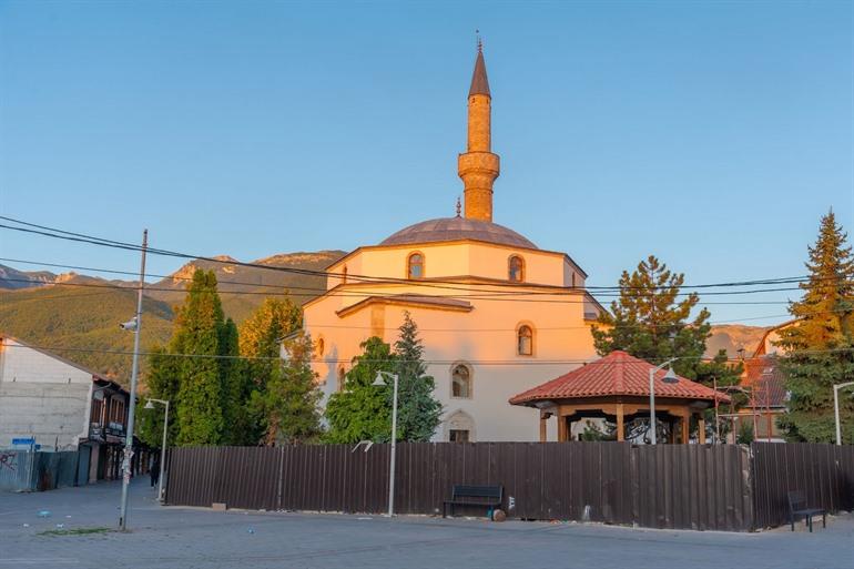 Bajrakli-Moschee im alten Basar von Peja