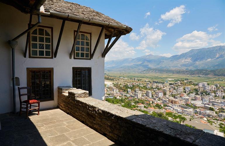 Balkon des Zekate-Hauses mit Blick auf Gjirokastër