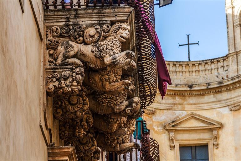 Balkone des Palazzo Nicolaci, Noto