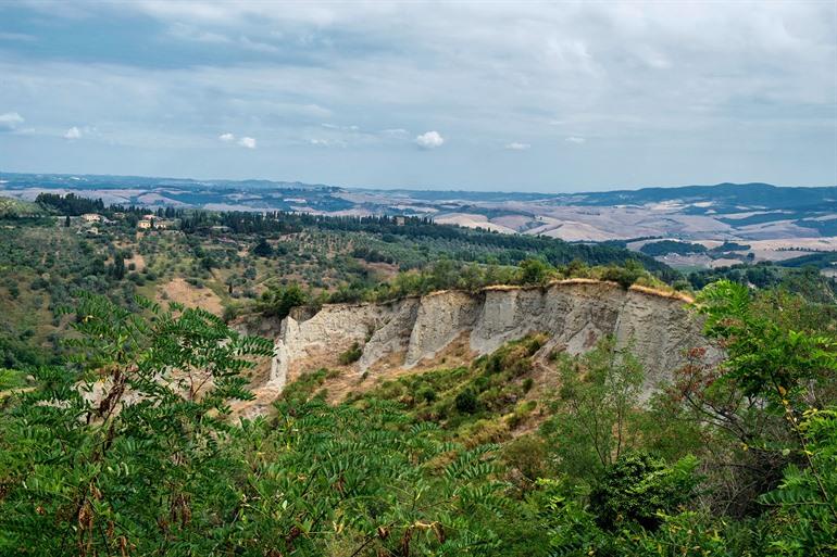 Die steilen Klippen von Volterra in der Toskana