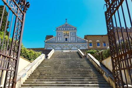 Die Basilika San Miniato al Monte in Florenz besichtigen? Was unbedingt sehen + wie man dorthin gelangt