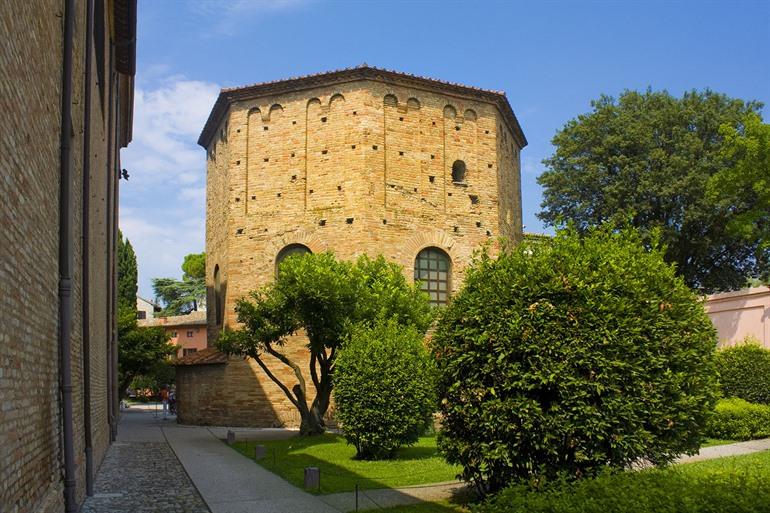 Besuchen Sie das Baptisterium Neoniano in Ravenna, Emilia-Romagna