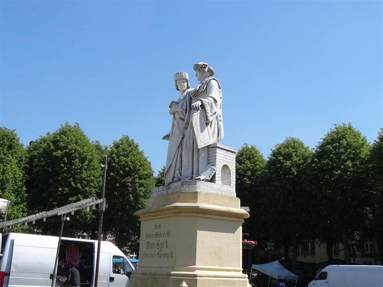 Bild der Brüder Van Eyck auf dem Marktplatz von Maaseik, Maasland