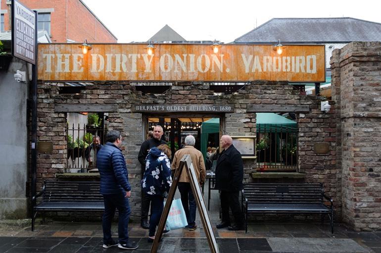 Bekannte Kneipe The Dirty Onion in Belfast, Irland