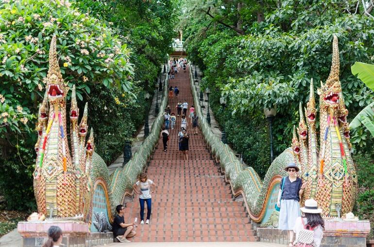Besteigen Sie die 306 Stufen zum Wat Phra That Doi Suthep in Chiang Mai, Thailand.