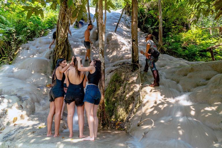 Besteigen Sie die Sticky Bua Thong Wasserfälle in Chiang Mai