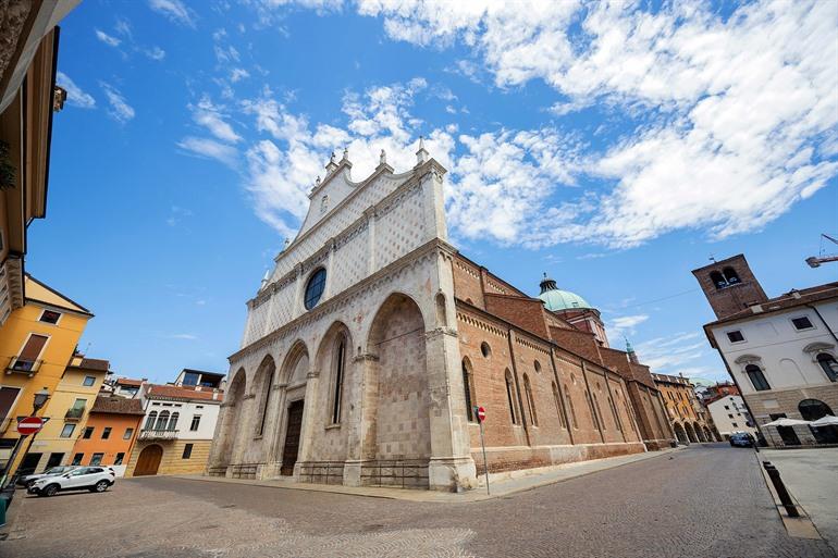 Bewundern Sie die Kathedrale auf der Piazza del Duomo in Vicenza