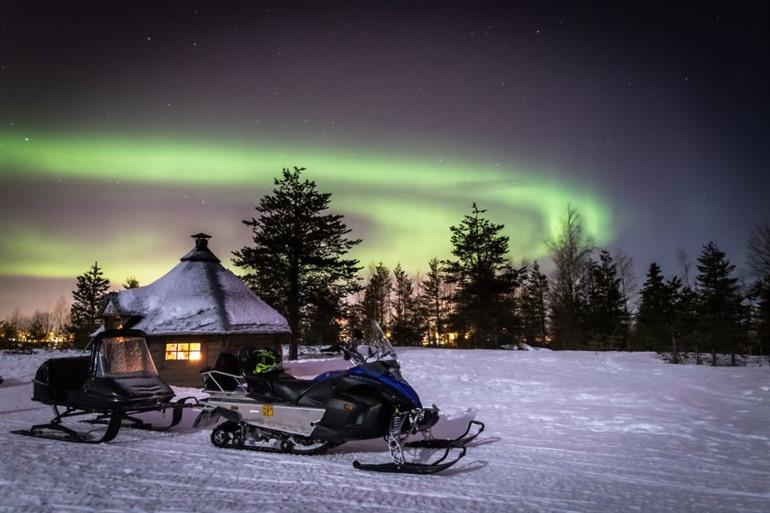 Bewundern Sie das Nordlicht in Rovaniemi bei einer Schneemobilfahrt durch Finnland