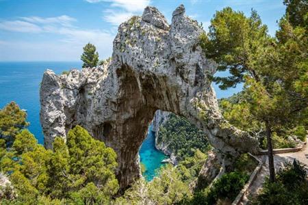 Bewundern Sie die unberührte Küstenlandschaft von Capri bei einer Bootstour