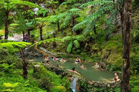 Besuchen Sie die Thermalquellen von Caldeira Velha auf der Insel São Miguel: alle Infos & Touren