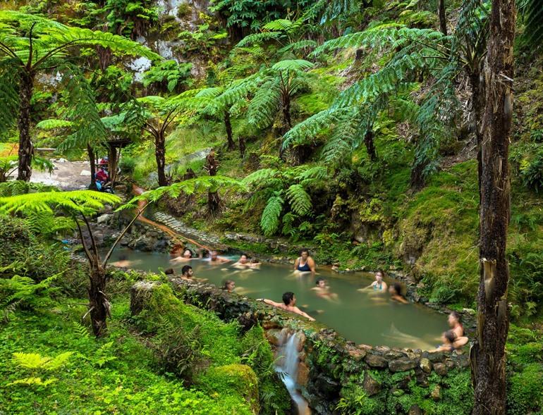 Besuchen Sie die Caldeira Velha auf São Miguel