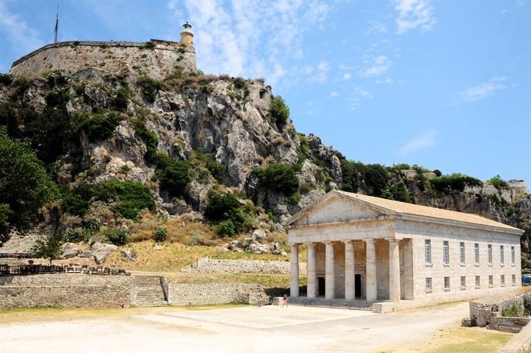 Besuchen Sie den archaischen Tempel der Artemis