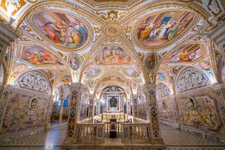 Besuchen Sie die Krypta in der Kathedrale von Salerno