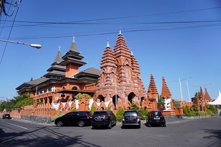 Besuchen Sie die Kathedrale von Denpasar