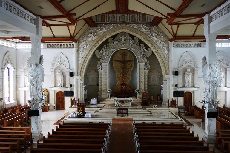 Besuchen Sie die Kathedrale von Denpasar