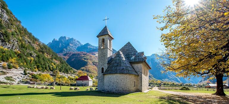 Besuchen Sie die Kirche von Theth, Albanien