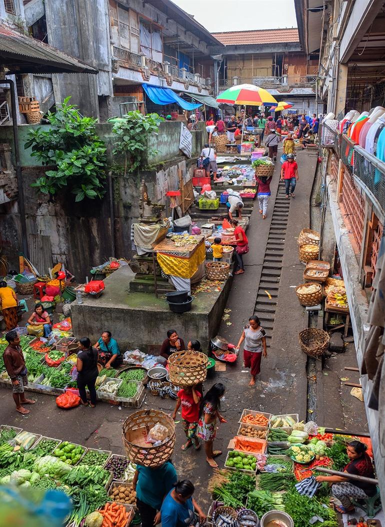 Besuchen Sie den lokalen Markt in Denpasar