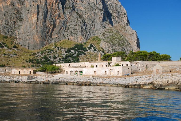 Besuchen Sie die Ruinen der Tonnara del Secco in San Vito Lo Capo