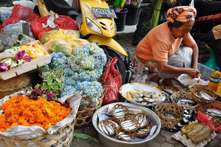 Besuchen Sie den traditionellen Markt von Ubud
