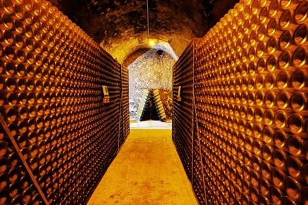 Besuchen Sie die weltberühmte Veuve Clicquot in Reims, inklusive Kathedralenbesichtigung und vier Verkostungen