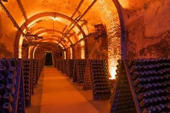 Besuchen Sie eine Champagnerkellerei in Reims