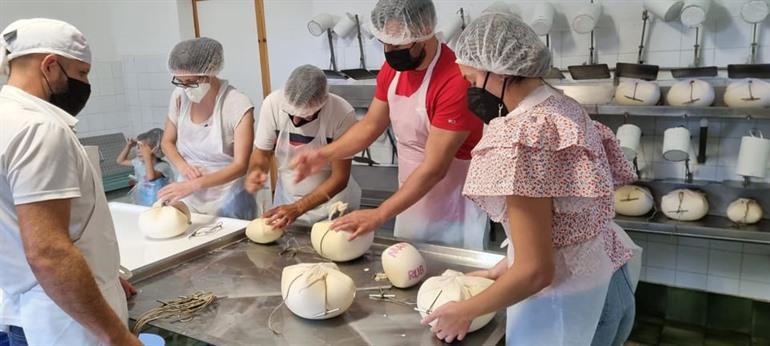 Besuchen Sie eine Käserei und lernen Sie, echten Mahón-Käse herzustellen