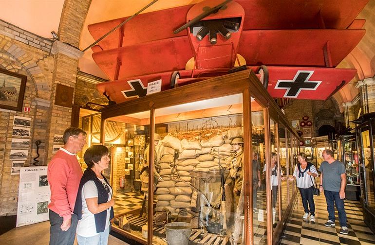 Besuchen Sie das Hooge Crater Museum