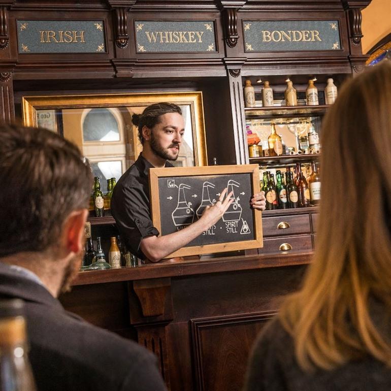 Besuchen Sie das Irish Whiskey Museum in Dublin