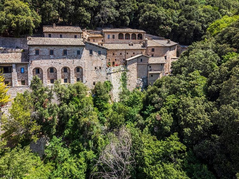 Besuchen Sie das Santuario dell'Eremo delle Carceri