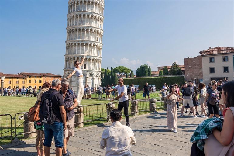 Besucher der Schiefen Turm von Pisa