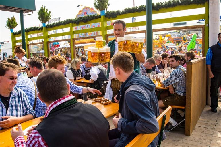 Biertische auf dem Oktoberfest