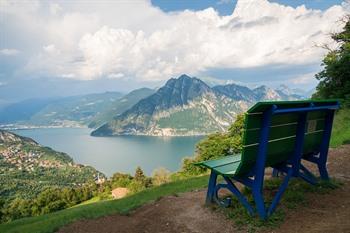 Große Bank am Iseosee, Italien