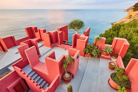 Ein außergewöhnliches Übernachtungserlebnis bei La Muralla Roja in Calpe