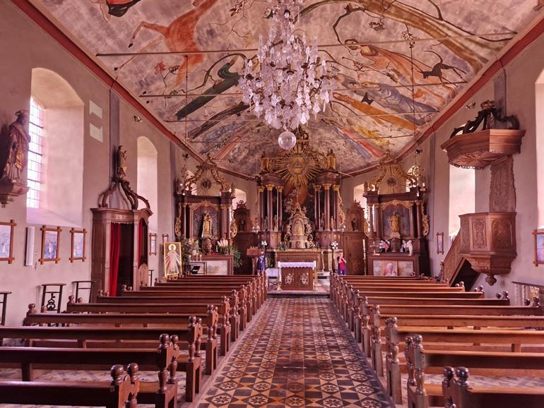 Besonderes Deckengemälde in der Saint-Firminkirche von Rouchehaut