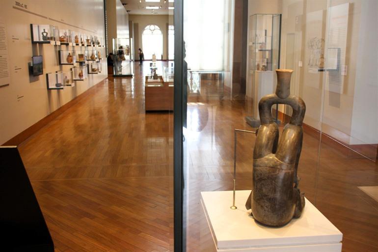 Im Inneren können Sie verschiedene archäologische Artefakte sehen.