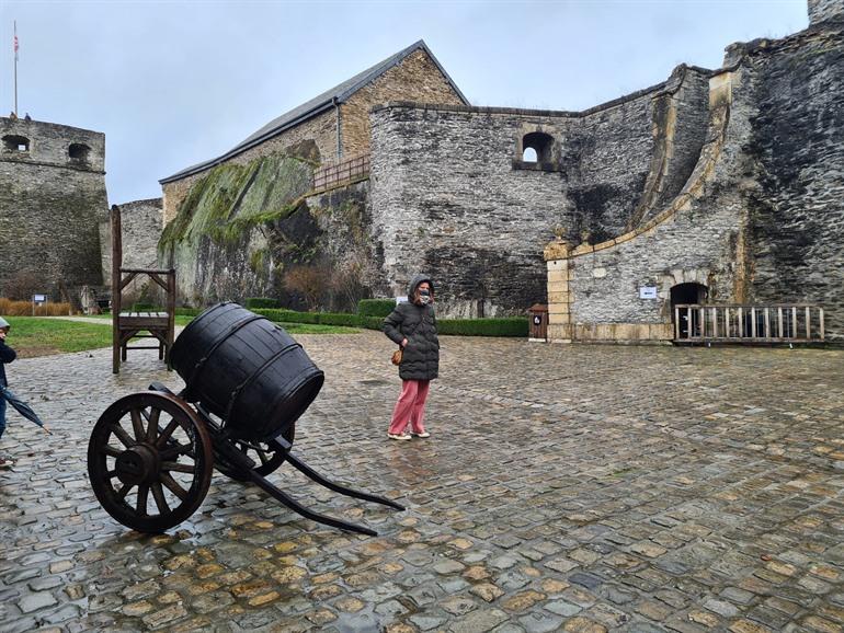 Innenhof (Greifvogelshow), Bouillon