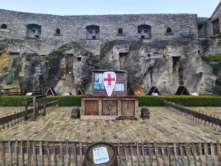Innenhof (Greifvogelshow), Bouillon