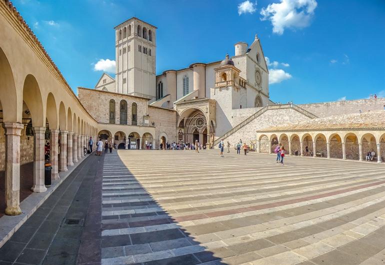 Innenhof der Basilica di San Francesco, Assisi